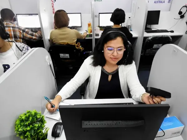 Callnovo customer service agent helping customers