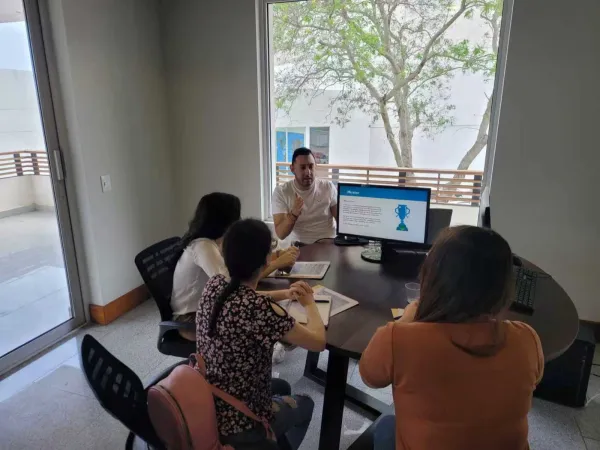 Callnovo team training session with presentation