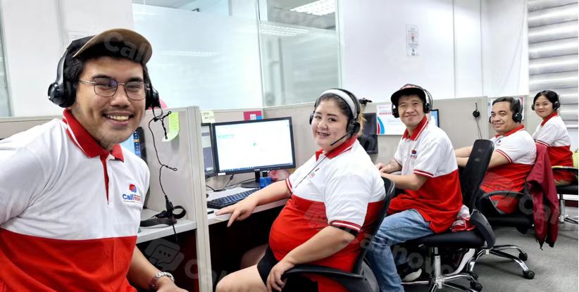 Callnovo 双语客服坐席佩戴耳机，在客户支持运营中心处理预约咨询